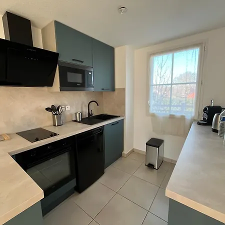 Apartment T2 Renove Avec Balcon, Proche Et Commerces Ares