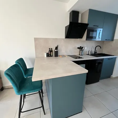 T2 Renove Avec Balcon, Proche Et Commerces *