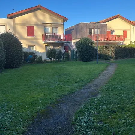 Apartment T2 Renove Avec Balcon, Proche Et Commerces Ares