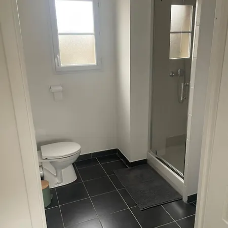 Apartment T2 Renove Avec Balcon, Proche Et Commerces Ares