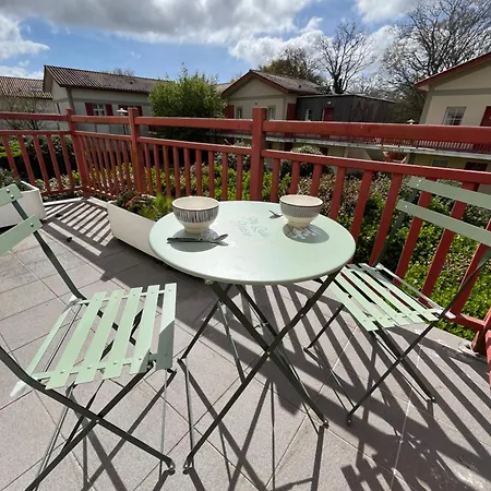 T2 Renove Avec Balcon, Proche Et Commerces Ares