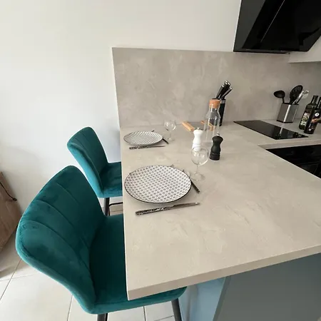 T2 Renove Avec Balcon, Proche Et Commerces