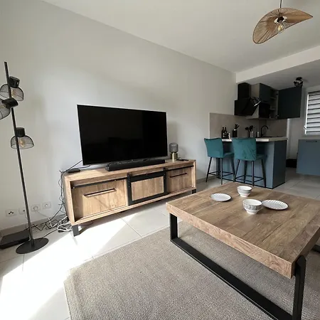 T2 Renove Avec Balcon, Proche Et Commerces * Ares