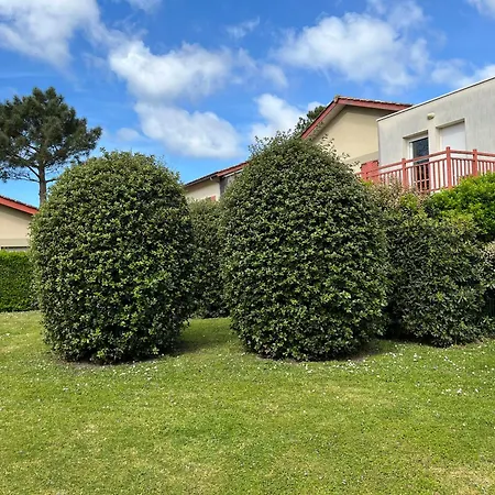 T2 Renove Avec Balcon, Proche Et Commerces Ares