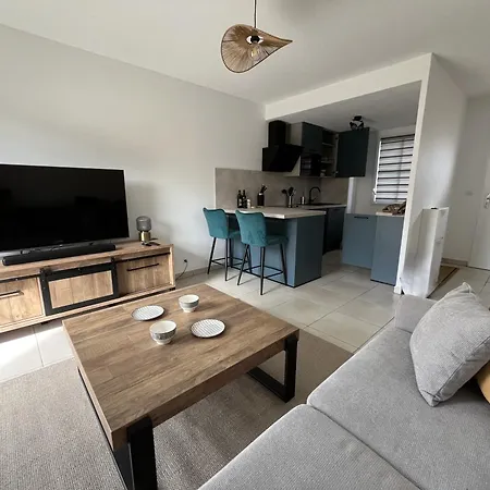 T2 Renove Avec Balcon, Proche Et Commerces * Ares