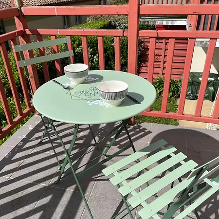 T2 Renove Avec Balcon, Proche Et Commerces