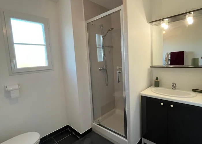 T2 Renove Avec Balcon, Proche Et Commerces 아파트 *