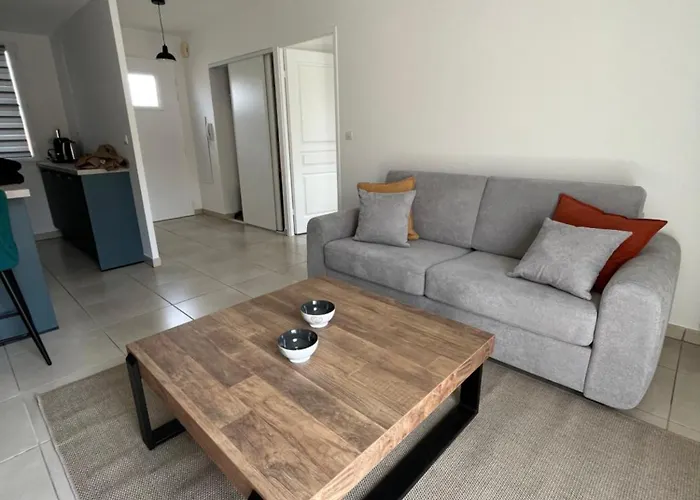 T2 Renove Avec Balcon, Proche Et Commerces 아파트 *