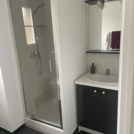 T2 Renove Avec Balcon, Proche Et Commerces Ares